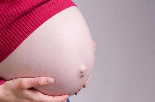 年轻孕妇怀上四胞胎，家人劝其减胎，手术前发现一个意外惊喜