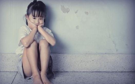 孩子胆小怕事到底在“怕”啥，家长弄清害怕源头，还孩子快乐童年