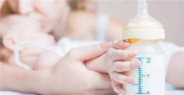 宝宝一吃奶就又哭又闹拒绝乳头？五招纠正宝宝乳头混淆