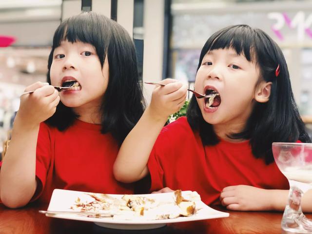 湖南7岁双胞胎女孩跳舞动作神同步，妈妈怀疑是心灵感应