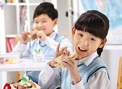 孩子吃饭慢是什么原因造成的？家长一定要查清楚，不可盲目催孩子