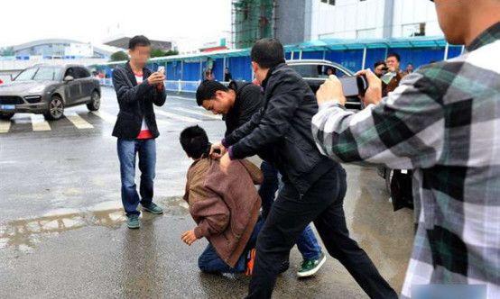 人贩子当众抢娃，还反说妈妈是人贩子，宝妈的做法连警察都点赞！