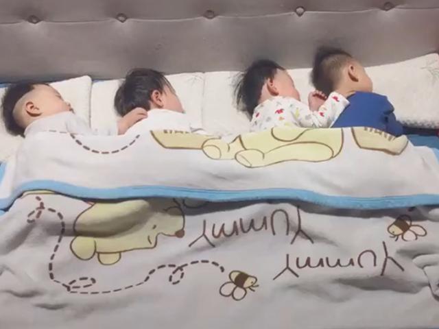 四个娃同时还一条被子，妈妈掀开被子瞬间，被娃睡姿萌到了