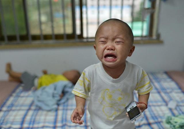 孩子被打骂后，这两种表现是“求救信号”，不帮他他不知道怎么办