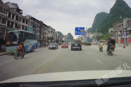 动图警示：路上发生的这些事，你想说啥？最后的小姐姐是认真的吗