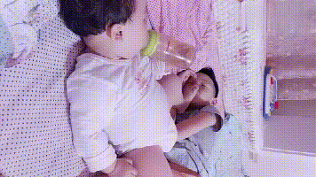让兄妹俩一起睡午觉，妈妈推开门，这画面妈妈都看不下去了