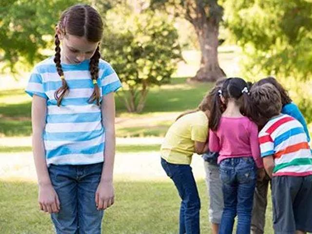 园长说：孩子穿的太好，不一定添光彩，不是被孤立就是被退学