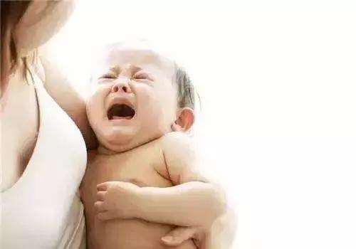 宝宝一吃奶就又哭又闹拒绝乳头？五招纠正宝宝乳头混淆