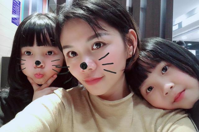 湖南7岁双胞胎女孩跳舞动作神同步，妈妈怀疑是心灵感应