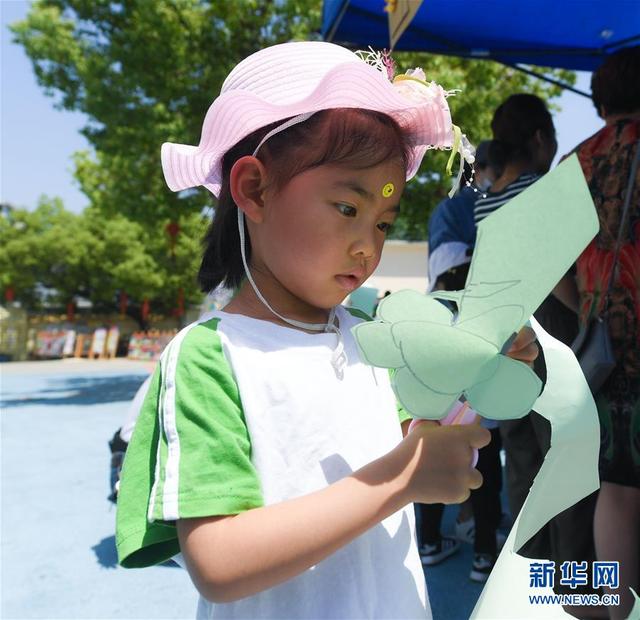 校园“纸玩节”开启“剪纸大乐园”