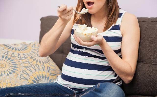 孕妇想吃冰淇淋被馋哭！为了胎儿健康，到了夏天这5件事情要避免