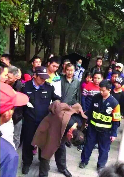 人贩子当众抢娃，还反说妈妈是人贩子，宝妈的做法连警察都点赞！