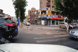 动图警示：路上发生的这些事，你想说啥？最后的小姐姐是认真的吗