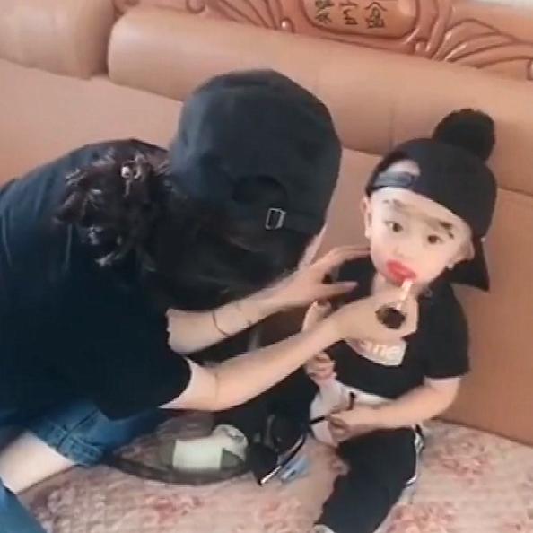 女儿20岁时，妈妈生下二胎，姐弟俩相处的“画风”让妈妈无奈