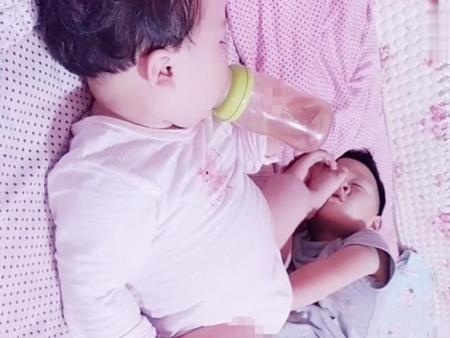 让兄妹俩一起睡午觉，妈妈推开门，这画面妈妈都看不下去了