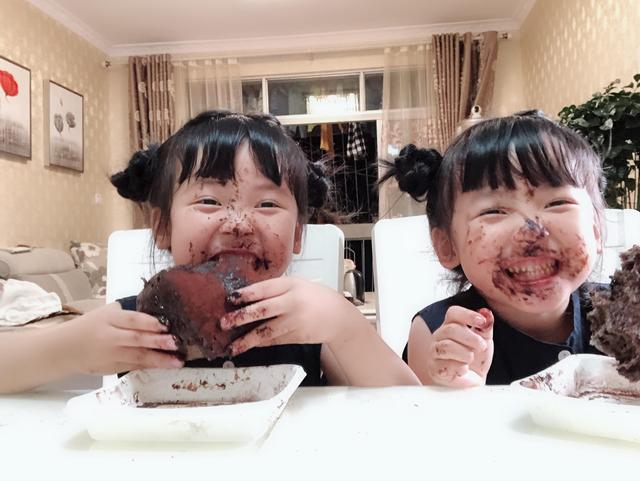 湖南7岁双胞胎女孩跳舞动作神同步，妈妈怀疑是心灵感应