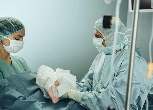 剖腹产是怎样感受？妈妈的亲身体验分两派，要么无感要么很痛