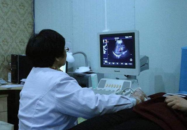 怀孕期间，4次产检很关键，孕妈要让老公陪着一起去