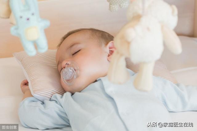 宝宝固定睡姿会睡扁头？儿科专家：睡眠姿势应经常更换！