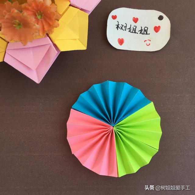 花朵折纸：只需要3个正方形就可以折出一朵漂亮的3色太阳花