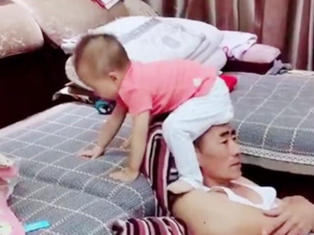 有了孙女后，爷爷看电视都是这样的画风，网友：隔辈亲了不得