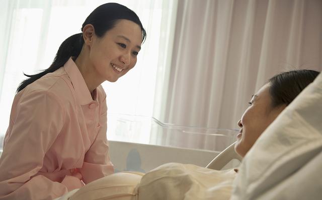产后坐月子请谁来照顾最好？孕妈先想清楚这些问题，再做决定更好