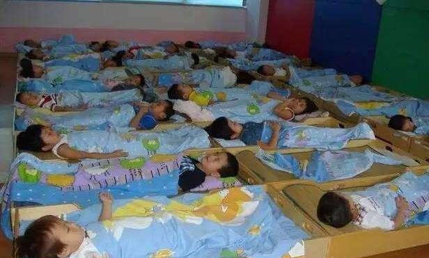 3岁男宝不爱睡午觉，幼儿园老师使出绝招，妈妈去学校一看很崩溃