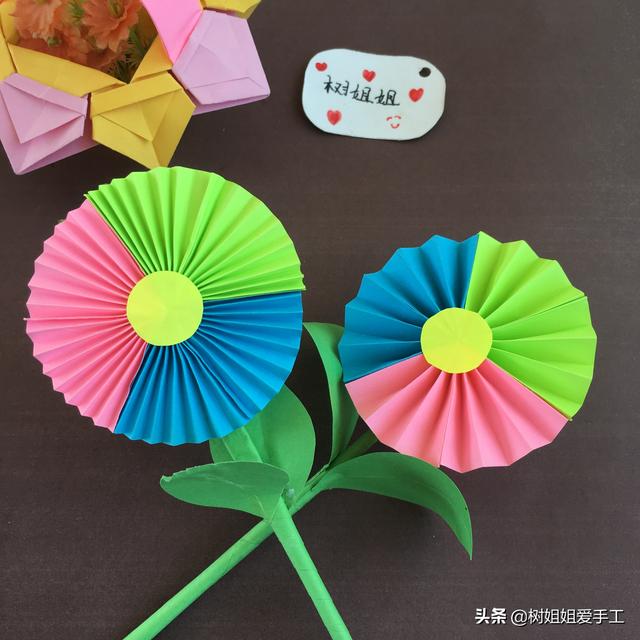 花朵折纸：只需要3个正方形就可以折出一朵漂亮的3色太阳花