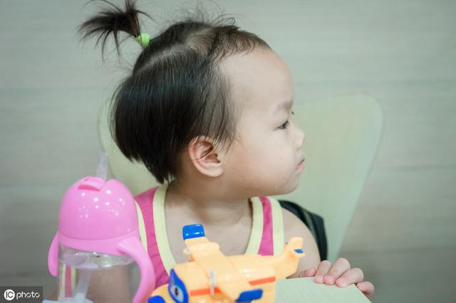2个孩子毒了上千斤龙虾：一句“他还是个孩子”，养了多少熊孩子