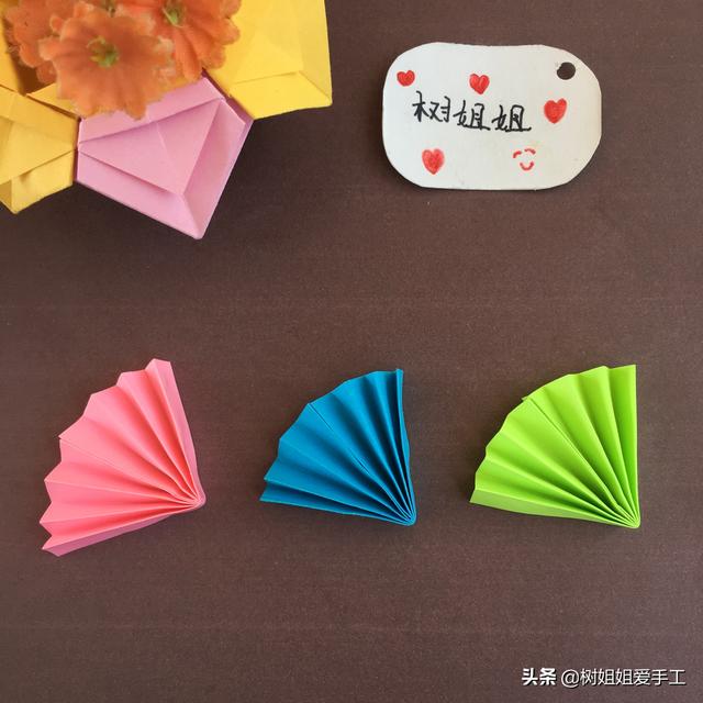 花朵折纸：只需要3个正方形就可以折出一朵漂亮的3色太阳花