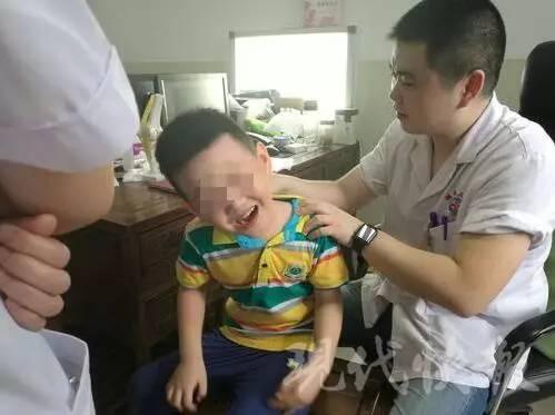 15岁少年沉迷玩手机，身体退化似60岁！