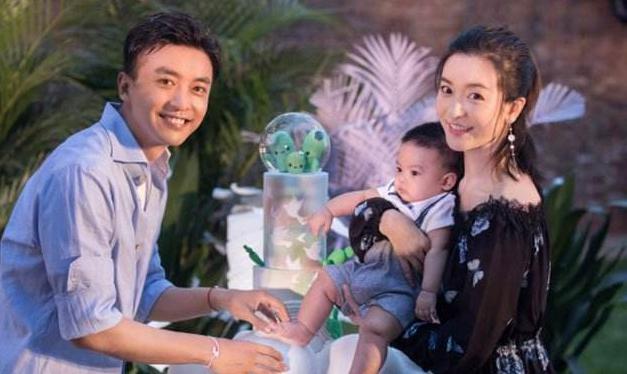 小燕子李晟孕三月孕吐严重还摔倒，妈妈吓得大哭，如今宝宝一岁了