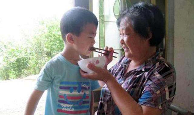 四岁孩子不会用筷子吃饭，理由遭人非议！溺爱就从这一双筷子开始