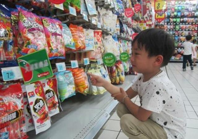 孩子超市里偷拿一块巧克力，三位妈妈三种做法，路人态度说明一切
