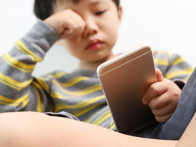 5岁童性情突变易怒、注意力差！手机成瘾如何是好？