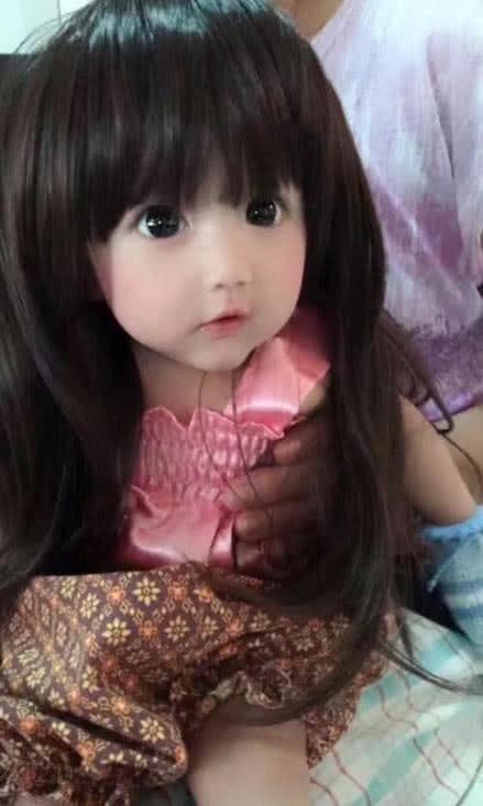 4岁女孩因太美被说是“假人”，妈妈晒出全家照后，网友：我酸了