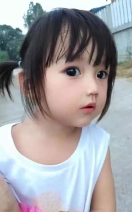 4岁女孩因太美被说是“假人”，妈妈晒出全家照后，网友：我酸了