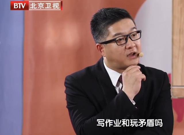 为让11岁儿子专心写作业，71岁王刚和妻子频藏手机，最后忘藏哪里