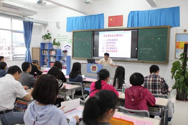 参加家长会，妈妈如何穿衣才得体？这三点误区，不少妈妈都错过