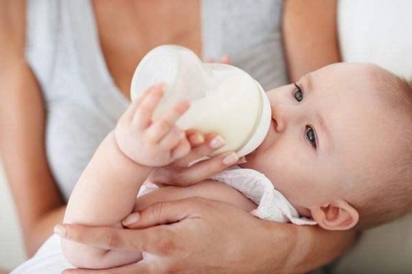 母乳冻在冰箱里，解冻后能让宝宝喝吗？你娃真没这么脆弱