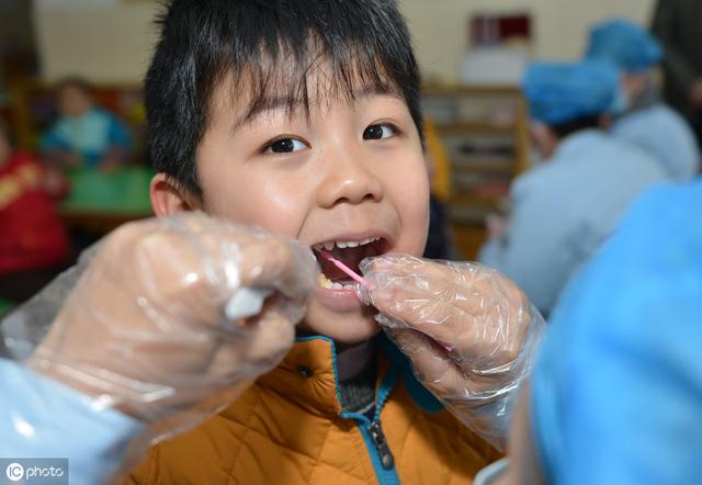 造成孩子“满口黑牙”的并不是糖果，而是家里这3样东西，你有吗
