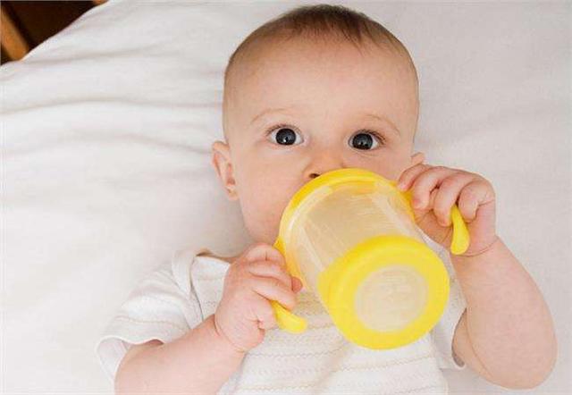 母乳冻在冰箱里，解冻后能让宝宝喝吗？你娃真没这么脆弱