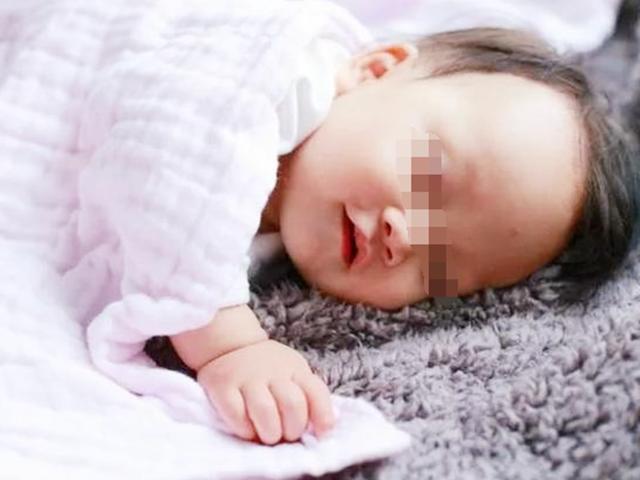 睡觉盖不住被子的孩子，谁又懂她心里的苦？宝妈知道后反而释然了