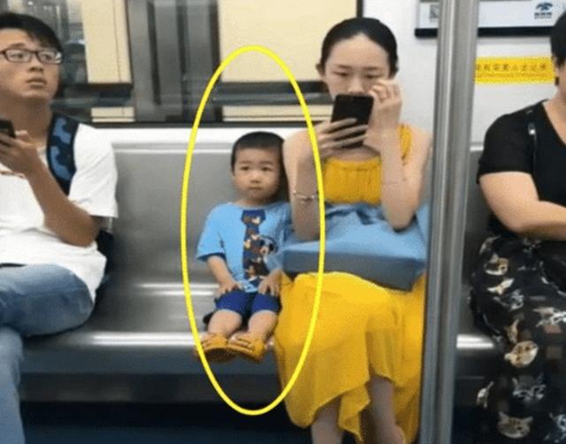 3岁一小男孩地铁上走红，什么叫做教养，这才是教科书