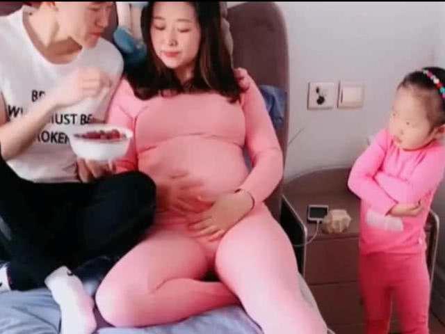 爸爸给怀二胎的妈妈喂草莓，看到旁边大宝的眼神后，瞬间笑喷！