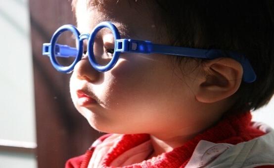 比玩手机更伤孩子眼睛的，是这6件事！甚至还会大脑萎缩