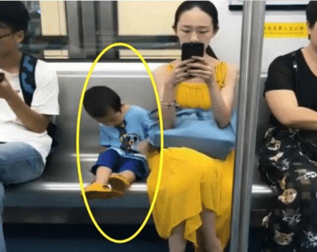 3岁一小男孩地铁上走红，什么叫做教养，这才是教科书