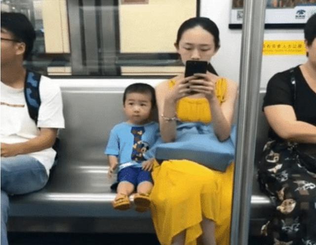 3岁一小男孩地铁上走红，什么叫做教养，这才是教科书
