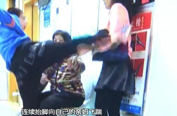 孩子几秒内飞踹妈妈5脚：别在该立规矩的年龄跟孩子做朋友
