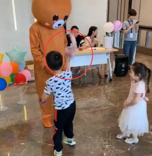 小男孩反复“殴打”宣传员，妈妈的做法引人注目，网友：确实过分